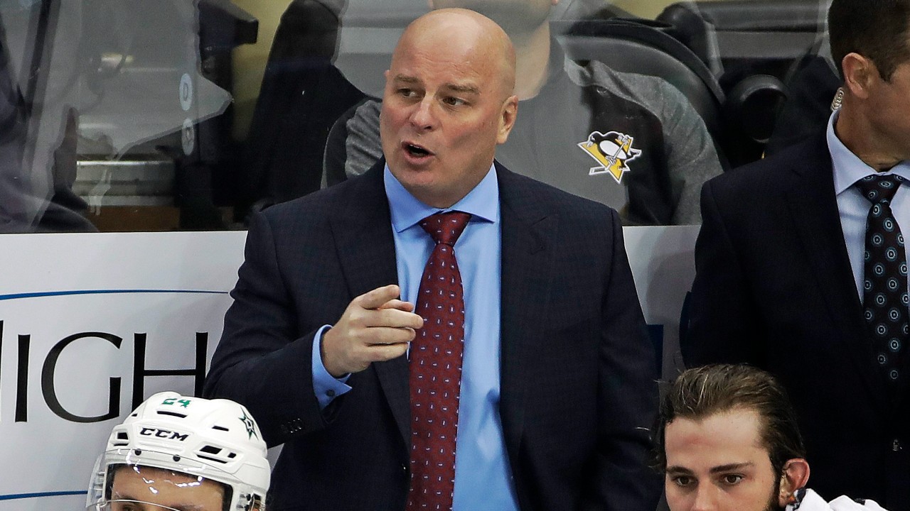 Les Bruins ont embauché Montgomery comme prochain entraîneur-chef, et les Blues l’ont remplacé par Mactavish