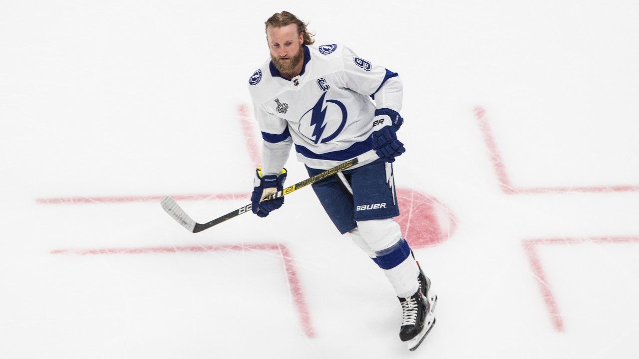 Stamkos scores 499th goal as Lightning hand Canucks 3rd straight loss