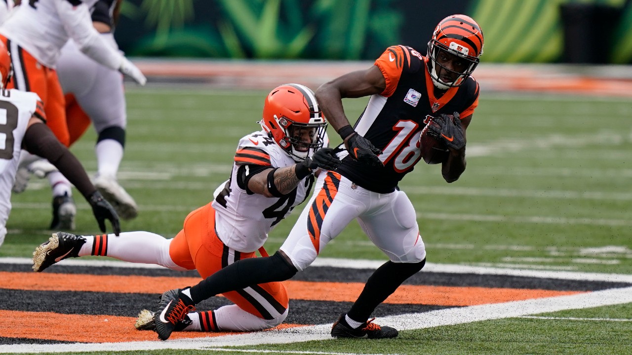 Cincinnati Bengals wide receiver A.J. Green (18) is tackled by the Cleveland Browns' Sione Takitaki (44). (Bryan Woolston/AP)