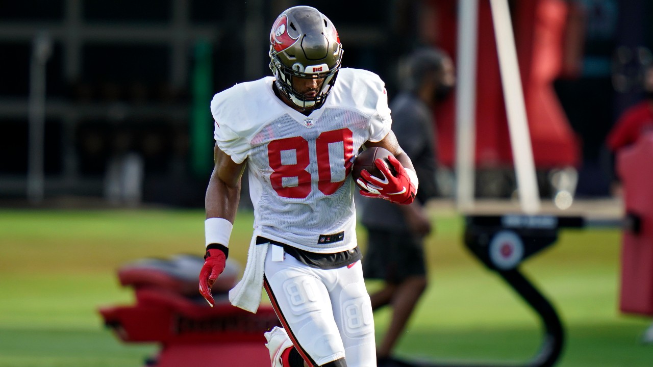 Tampa Bay Buccaneers tight end O.J. Howard (80) runs with the ball after making a catch during an NFL football training camp practice. (Chris O'Meara/AP)