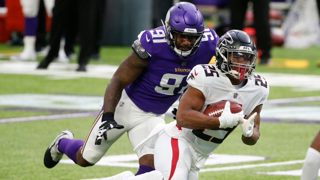 Atlanta Falcons running back Ito Smith (25) runs from Minnesota Vikings defensive end Yannick Ngakoue (91) during the first half of an NFL football game, Sunday, Oct. 18, 2020, in Minneapolis. (Bruce Kluckhohn/AP)