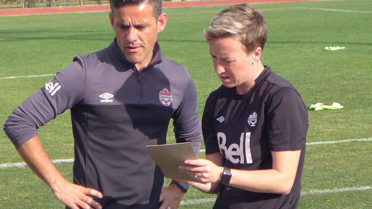 Bev Priestman with John Herdman in 2016 when she was a member of his coaching staff. (Neil Davidson/CP)