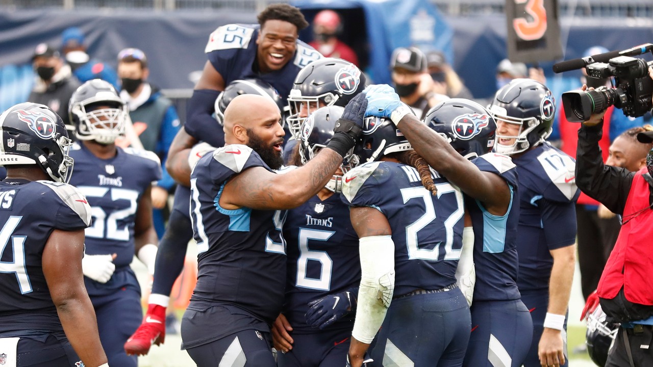 Tennessee Titans running back Derrick Henry (22) is mobbed by teammates after Henry scored the winning touchdown. (AP Photo/Wade Payne)