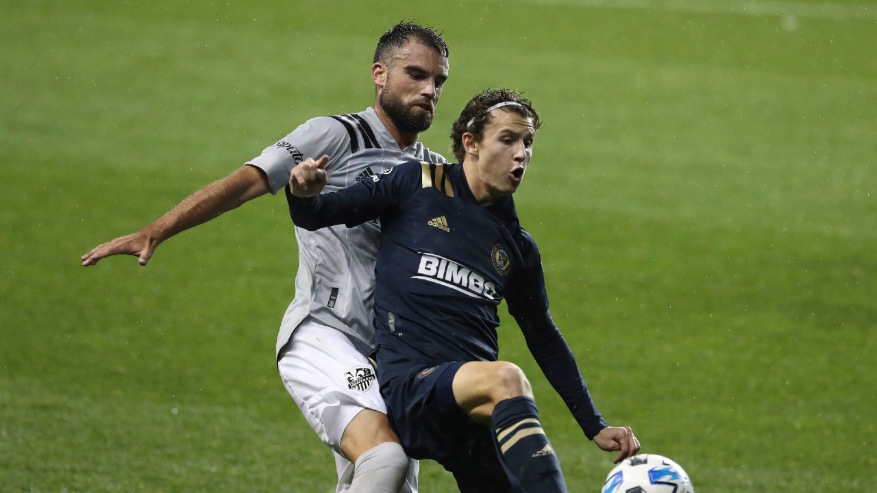 Brenden Aaronson, right, of the Philadelphia Union and Rudy Camacho of the Montreal Impact battle for the ball in the first half. (Charles Fox/The Philadelphia Inquirer via AP)