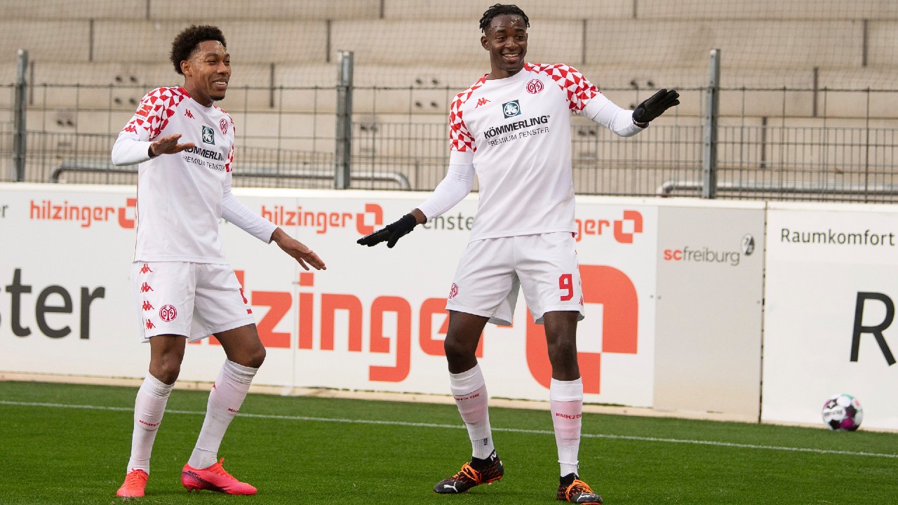 Mainz's Jean-Philippe Mateta, right, celebrates scoring with teammate Jean-Paul Boetius during the German Bundesliga soccer match between SC Freiburg and FSV Mainz 05 in Freiburg, Germany, Sunday, Nov. 22, 2020. (Sebastian Gollnow/dpa via AP)