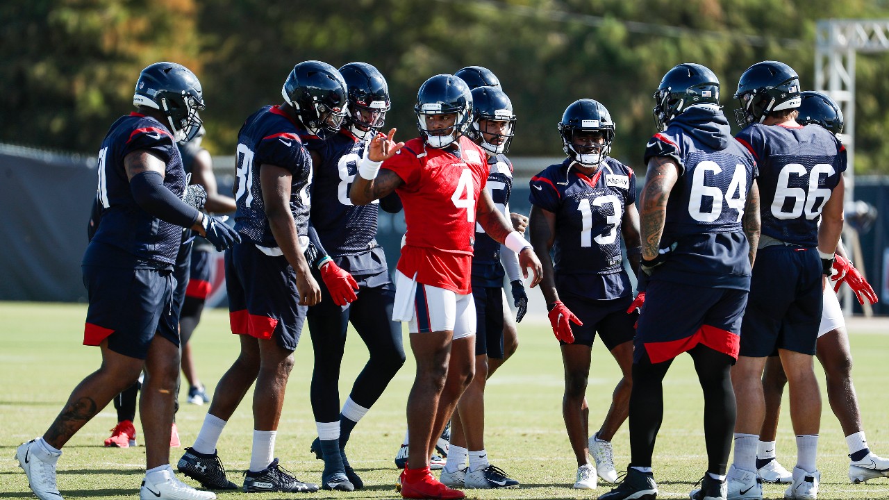 Houston Texans quarterback Deshaun Watson (4) gathers the offense in a huddle during an NFL training camp. (Brett Coomer/Houston Chronicle via AP, Pool)