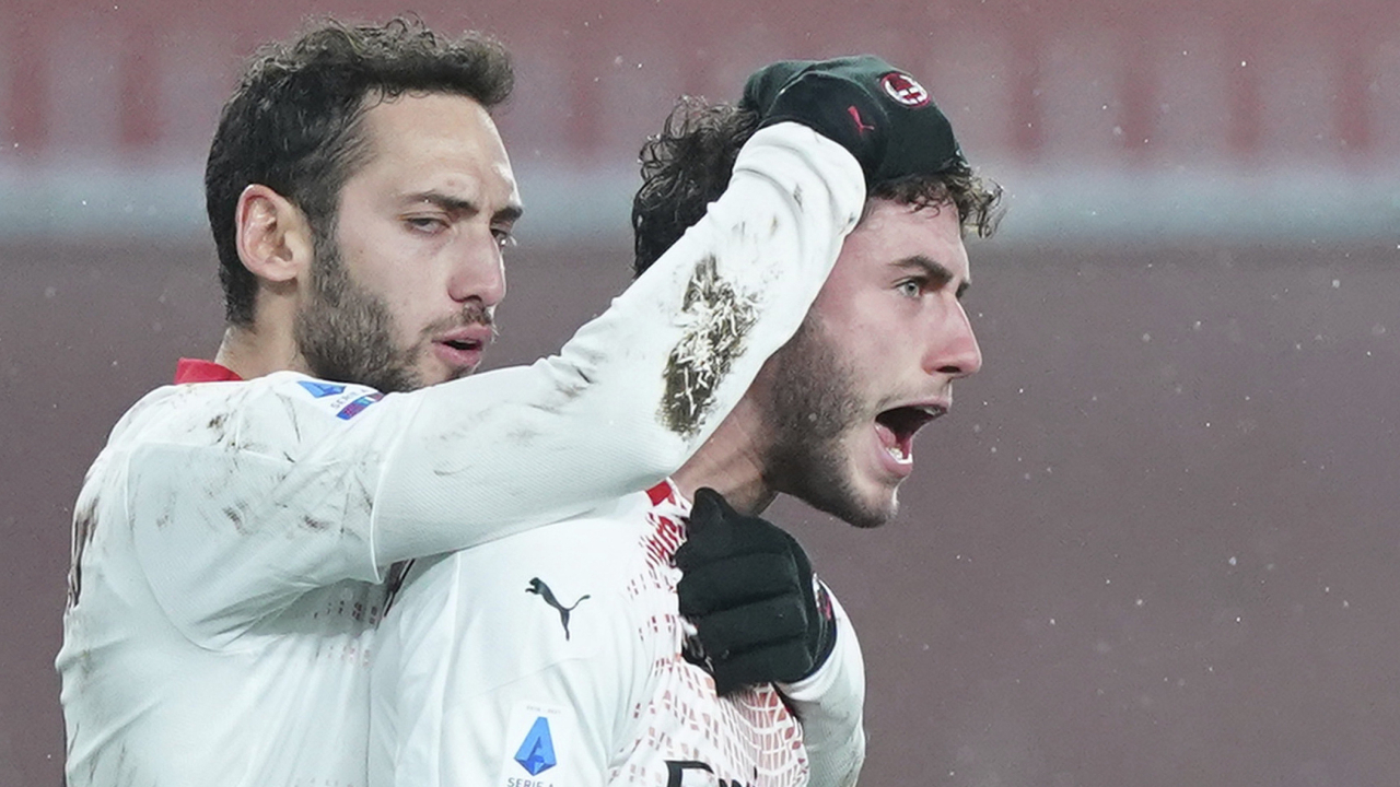 AC Milan's Davide Calabria, right, celebrates after scoring during the Serie A soccer match between Genoa and AC Milan, at the Luigi Ferraris Stadium in Genoa, Italy, Wednesday, Dec. 16, 2020. (Spada/LaPresse via AP)