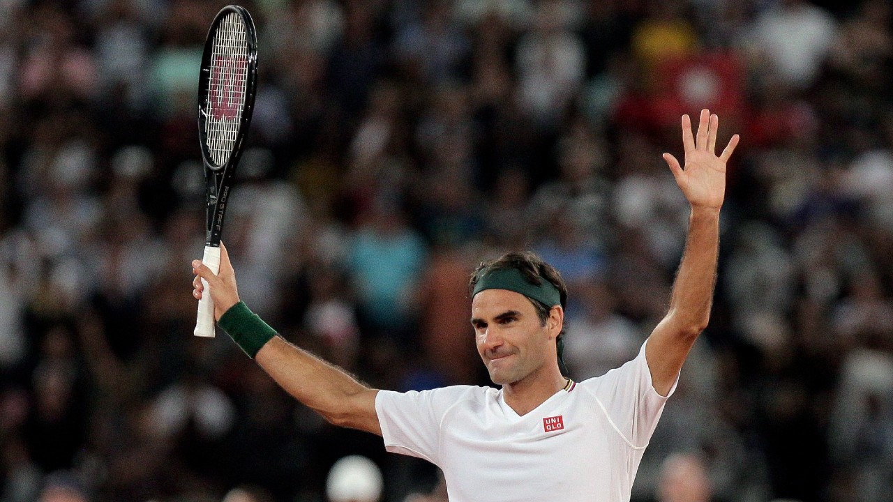 Roger Federer thanks the crowd after winning 3 sets to 2 against Rafael Nadal in their exhibition tennis match. (Halden Krog/AP)