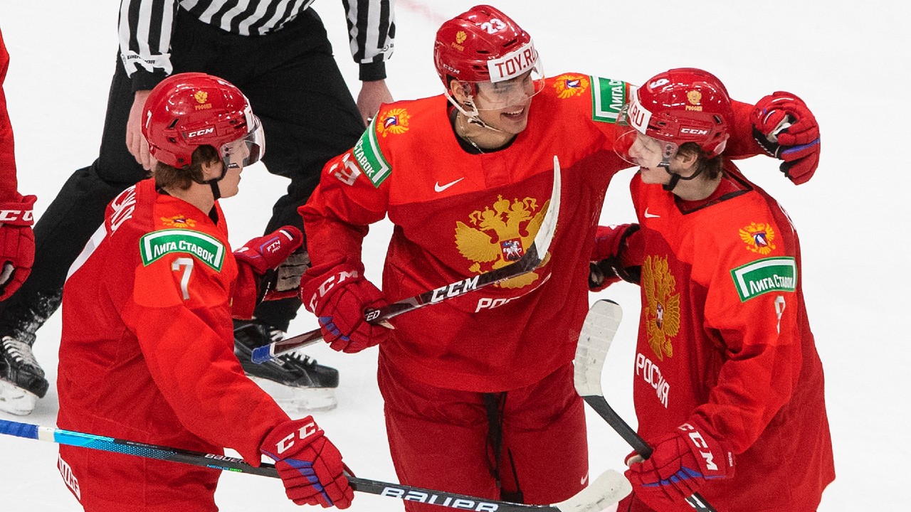Russia snaps Swedens 54-game round robin win streak at world juniors