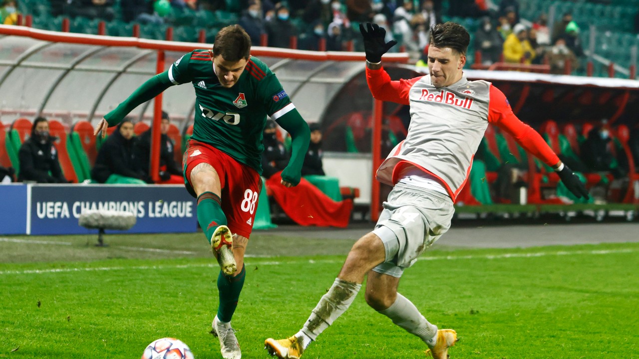 Lokomotiv's Vitaly Lisakovich, left, and Salzburg's Dominik Szoboszlai challenge for the ball during the Champions League, group A, soccer match between Lokomotiv Moscow and RB Salzburg at the Lokomotiv stadium in Moscow, Russia, Tuesday, Dec. 1, 2020. (Maxim Shemetov/Pool via AP)