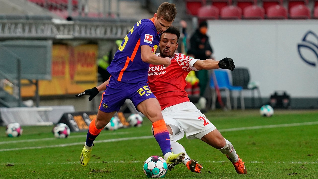 Mainz' Karim Onisiwo, right, challenges for the ball with Leipzig's Dani Olmo. (Hasan Bratic/dpa via AP)