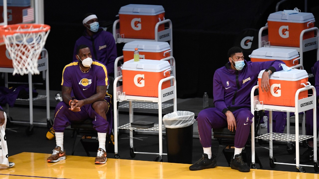 Los Angeles Lakers forward LeBron James, left, and forward Anthony Davis wear masks to watch their teammates play during a game against the Los Angeles Clippers. (Kyusung Gong/AP)