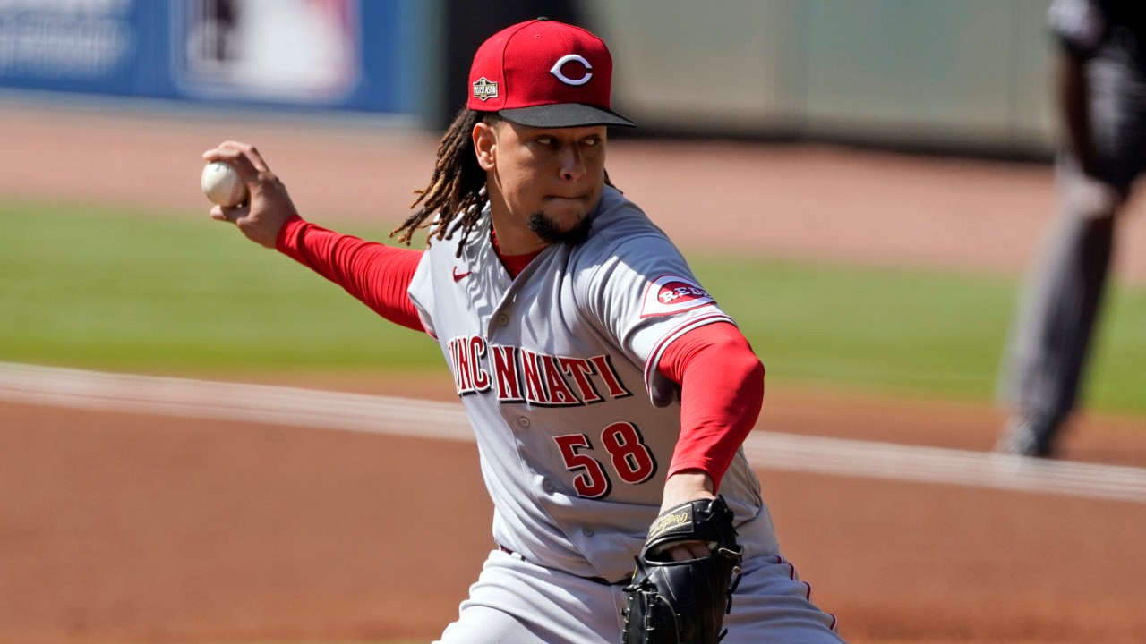 Mariners acquire 'dominant' starter Luis Castillo from Reds