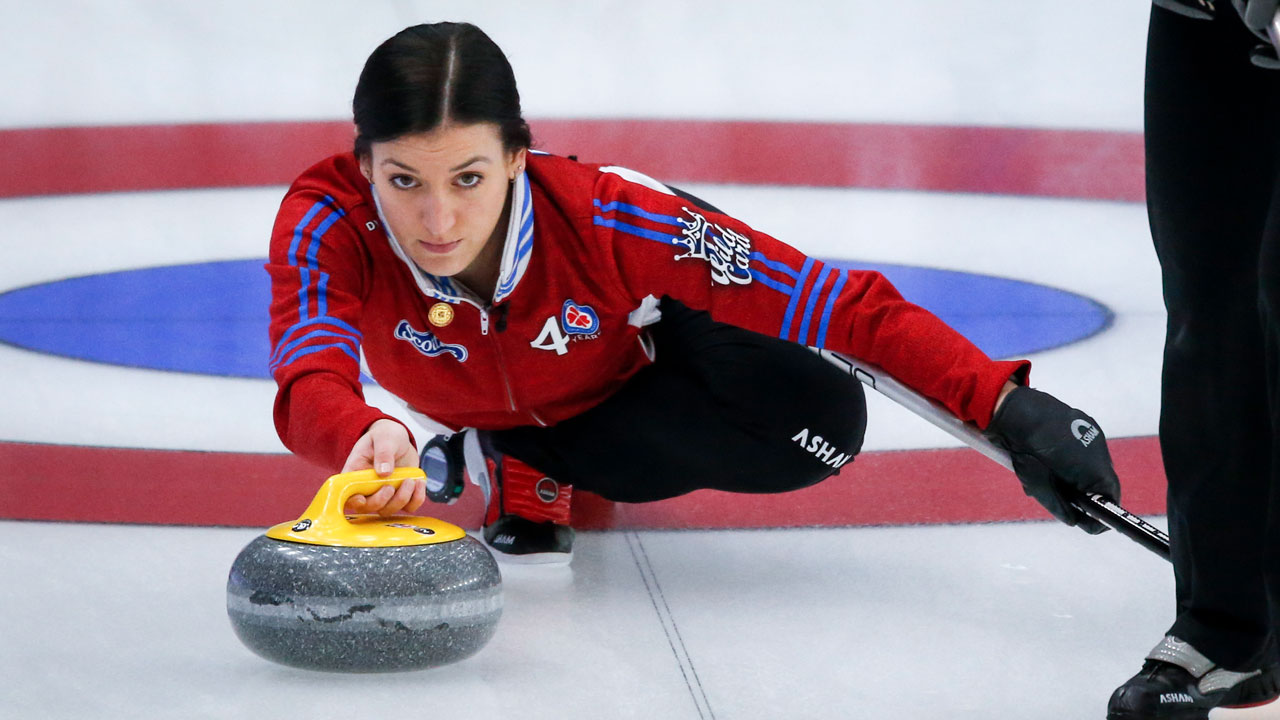 Team Wild Card 3 skip Beth Peterson makes a shot against Team Northwest Territories at the Scotties Tournament of Hearts. (Jeff McIntosh/CP)