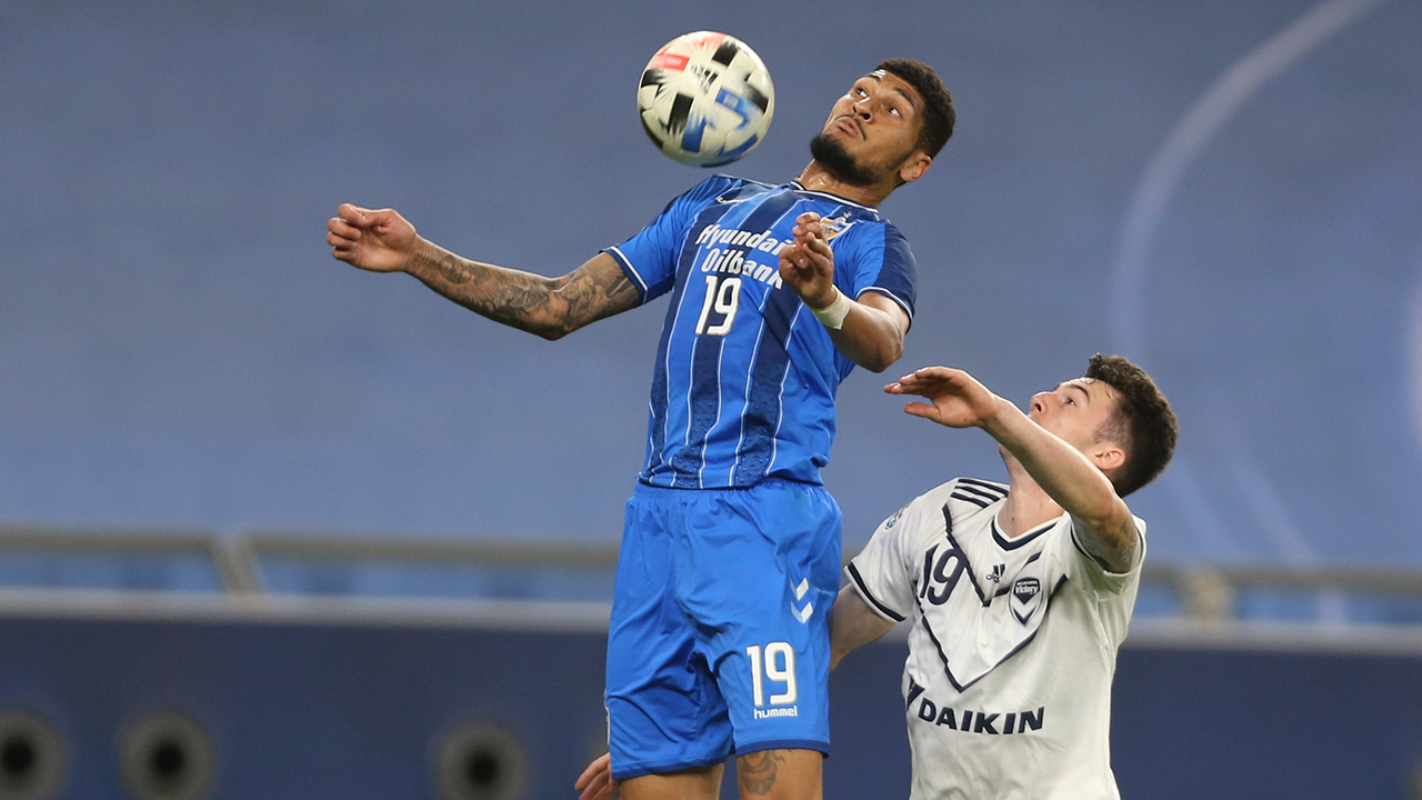 Ulsan Hyundai's Bjørn Maars Johnsen stops the ball in front of Melbourne Victory's Dylan Ryan during a round of 16 AFC Champions League match in Al Rayyan, Qatar, Sunday, Dec. 6, 2020. (Hussein Sayed/AP)