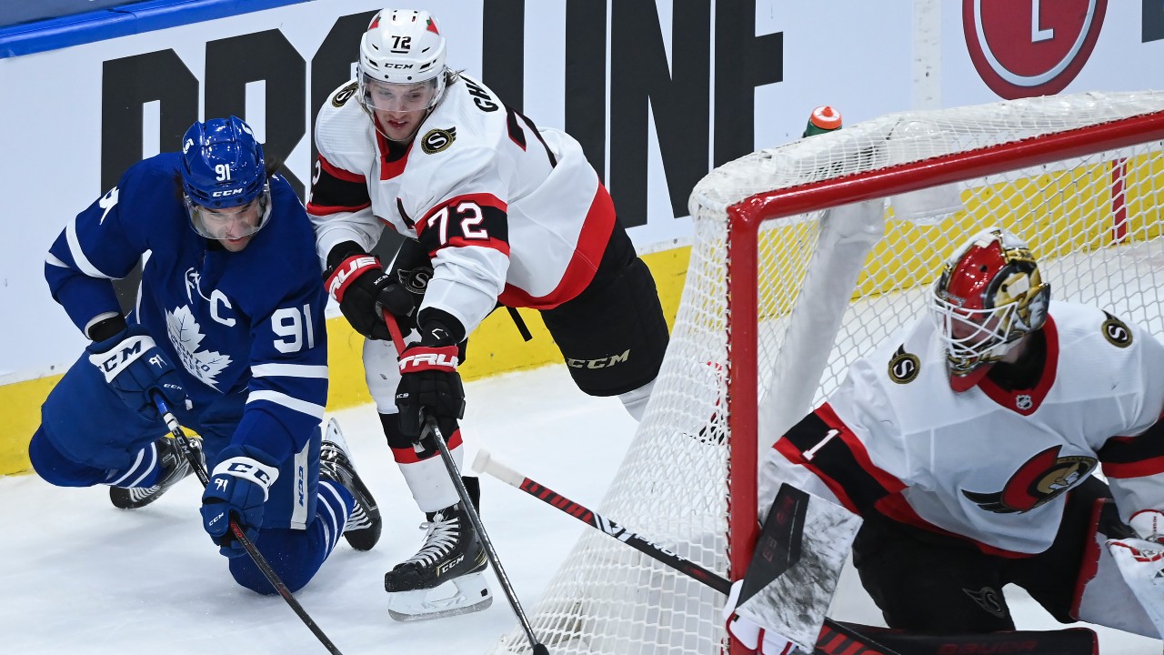 Toronto Maple Leafs centre John Tavares (91) tries a wrap-a-round against Ottawa Senators goaltender Marcus Hogberg (1) as Senators defenceman Thomas Chabot (72) defends during first period NHL hockey action. (Nathan Denette/CP)