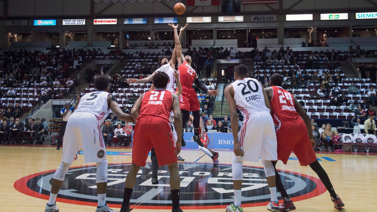 The Raptors 905 tip off a game during a previous season. (Frank Gunn/CP)
