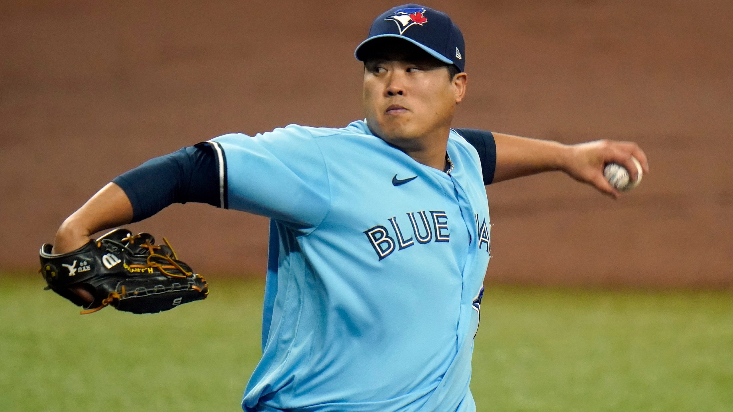 Toronto Blue Jays' Hyun-Jin Ryu pitches to the Tampa Bay Rays during the first inning of Game 2 of an American League wild-card baseball series. (Chris O'Meara/AP) 