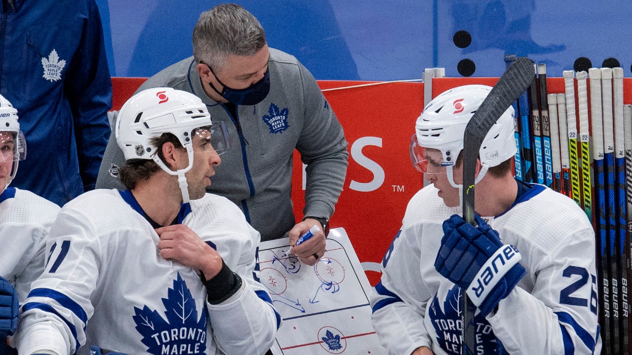 Toronto Maple Leafs head coach Sheldon Keefe draws a play for Jimmy Vesey (26) and John Tavares (left). (Frank Gunn/CP)