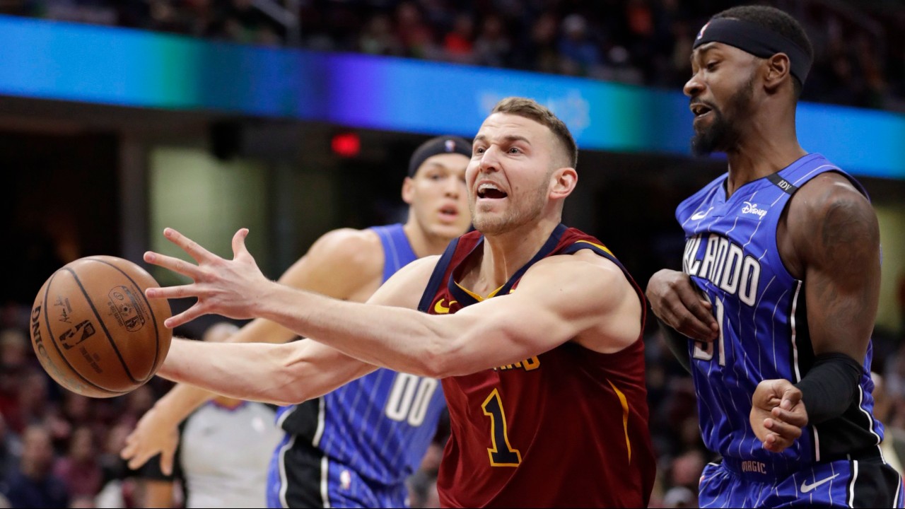 Cleveland Cavaliers' Nik Stauskas, front left, loses control of the ball against Orlando Magic's Terrence Ross in the first half of an NBA basketball game. (Tony Dejak/CP)
