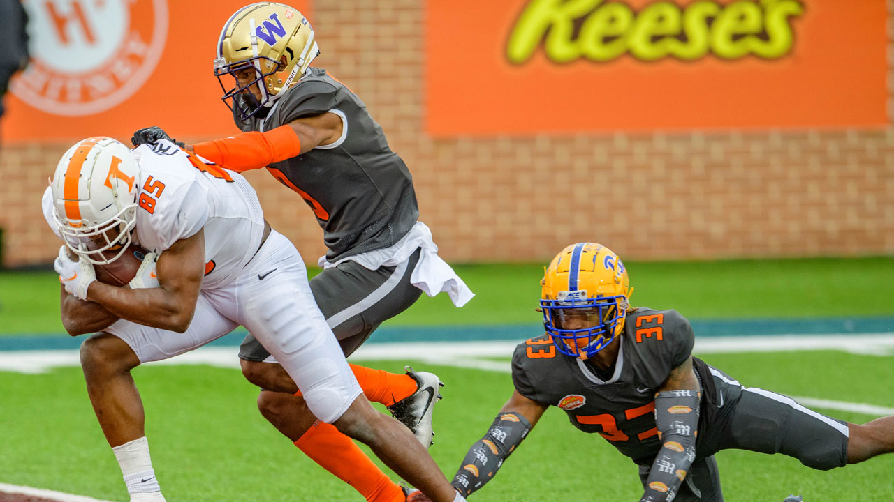 American Team wide receiver Josh Palmer of Tennessee (85) scores a touchdown against National Team defensive back Damar Hamlin of Pittsburgh (33) and defensive back Keith Taylor Jr. of Washington (8) during the NCAA Senior Bowl college football game. (Matthew Hinton/AP)