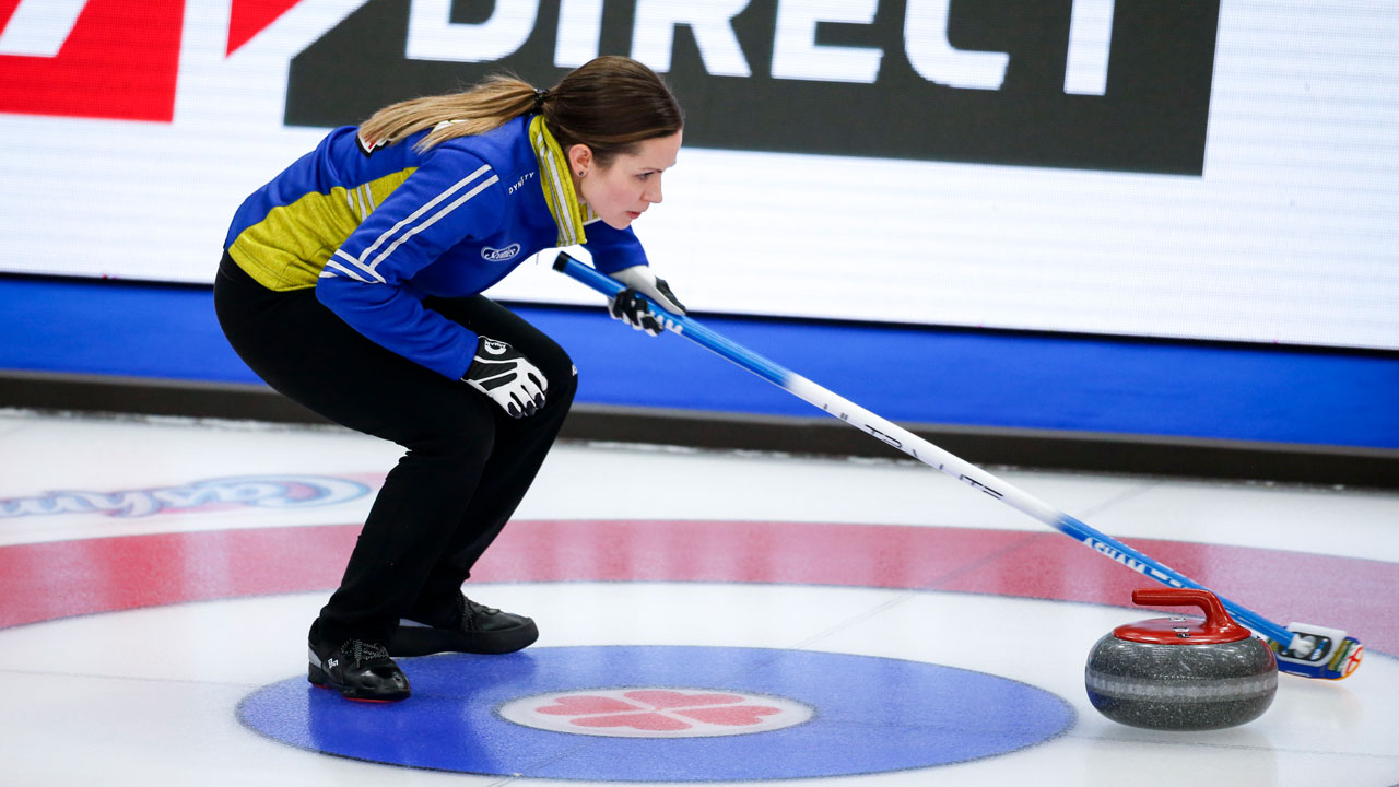 Team Alberta skip Laura Walker directs her team against Team Wild Card 1 at the Scotties Tournament of Hearts. (Jeff McIntosh/CP)