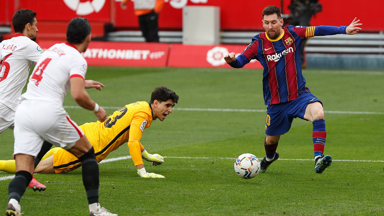 Barcelona's Lionel Messi scores a goal during a Spanish La Liga soccer match between Sevilla and Barcelona at the Ramon Sanchez-Pizjuan stadium. (Angel Fernandez/AP)