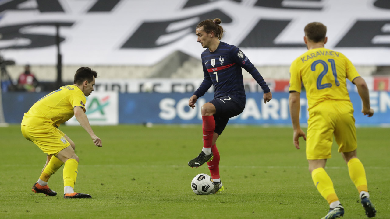 France's Antoine Griezmann, center, fights for the ball with Ukraine's Mykola Shaparenko during the World Cup qualifying soccer match. (Thibault Camus/AP)