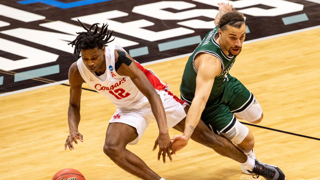 Cleveland State guard Tre Gomillion (5), right, tries to steal the ball away from Houston guard Tramon Mark (12) during the second half of a first-round game in the NCAA men's college basketball tournament, Friday, March 19, 2021, at Assembly Hall in Bloomington, Ind. (AP Photo/Doug McSchooler)