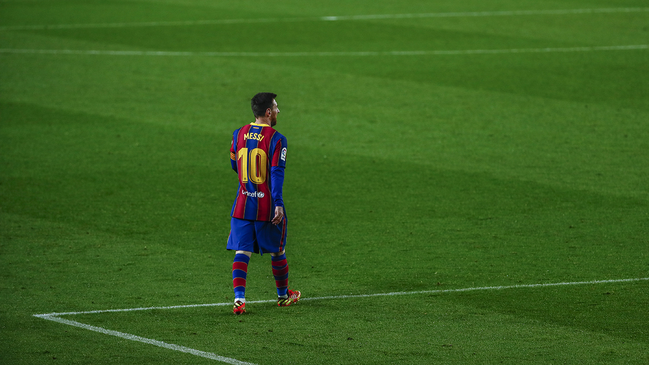 Lionel Messi deja el Barcelona después de que los obstáculos financieros y estructurales descarrilaran el acuerdo
