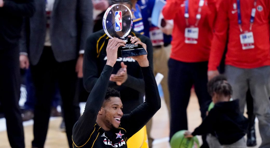 Antetokounmpo alza al cielo il trofeo di MVP (Credits: Sportsnet)