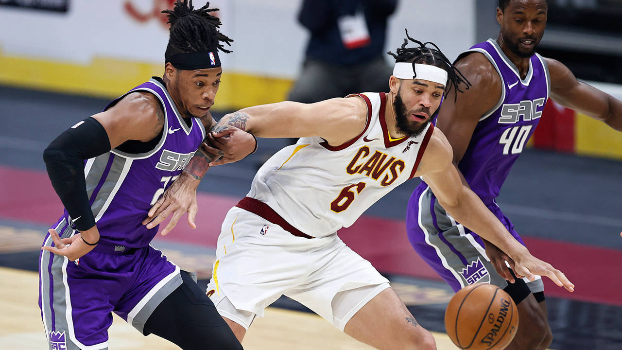 Cleveland Cavaliers' JaVale McGee (6) works between Sacramento Kings' Richaun Holmes (22) and Harrison Barnes (40) for the ball during the first half of an NBA basketball game Monday, March 22, 2021, in Cleveland. (Ron Schwane/AP)