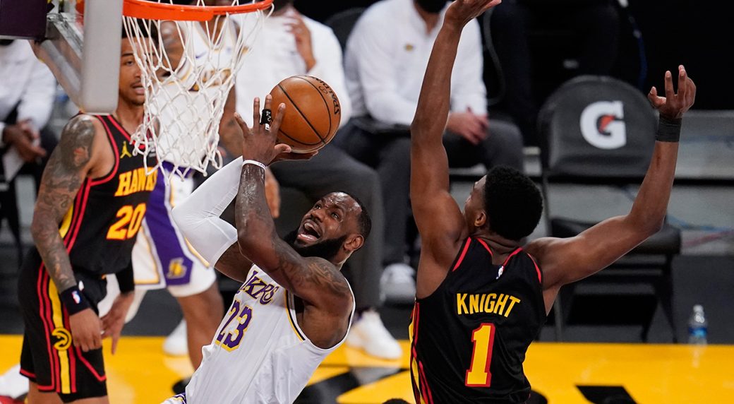 LeBron James leaves Lakers game vs. Hawks with right ankle injury
