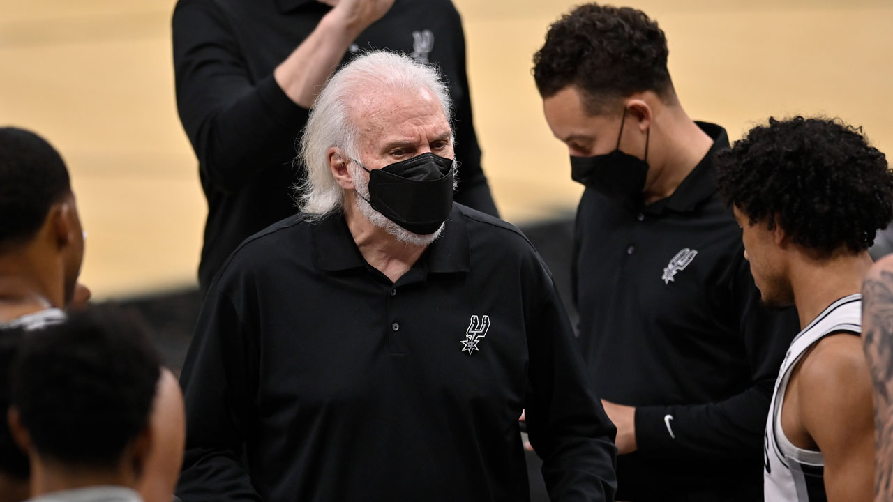 San Antonio Spurs head coach Gregg Popovich, centre, talks to his players during a timeout in the second half of an NBA basketball game against the Chicago Bulls. (Darren Abate/AP)