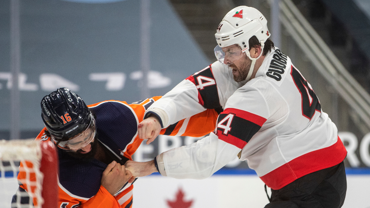 Edmonton Oilers' Jujhar Khaira (16) and Ottawa Senators' Erik Gudbranson (44) fight.(Jason Franson/CP)
