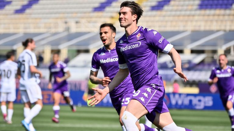Fiorentina's Dusan Vlahovic celebrates after scoring his side's first goal on a penalty kick during a Serie A soccer match between Fiorentina and Juventus, in Florence's Artemio Franchi stadium, Italy, Sunday, April 25, 2021. (Massimo Paolone//LaPresse via AP)