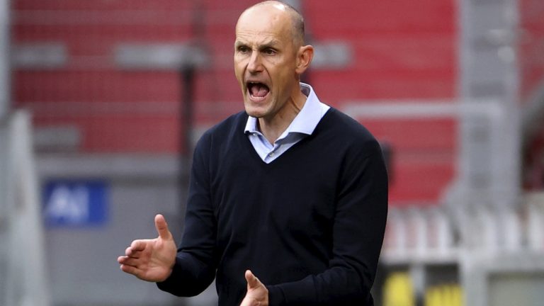 Augsburg head coach Heiko Herrlich reacts. (Kai Pfaffenbach/AP)