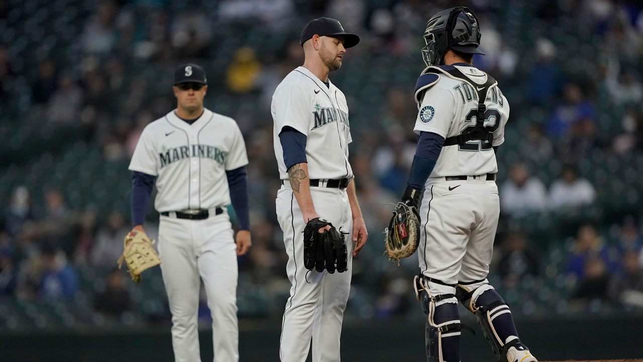 Seattle Mariners starting pitcher James Paxton, centre, waits near the mound with catcher Luis Torrens after Paxton suffered an injury during the second inning of a game against the Chicago White Sox. (Ted S. Warren/AP)