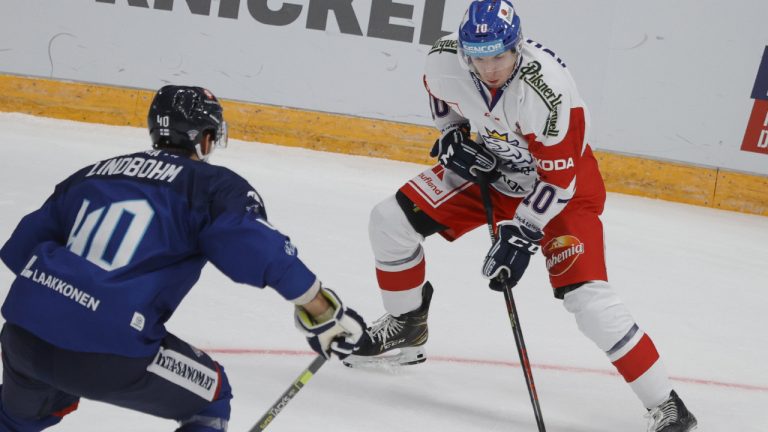 Finland's Petteri Lindbohm, left, and Czech Republic's Lukas Rousek battle for the puck. (Pavel Golovkin/AP)
