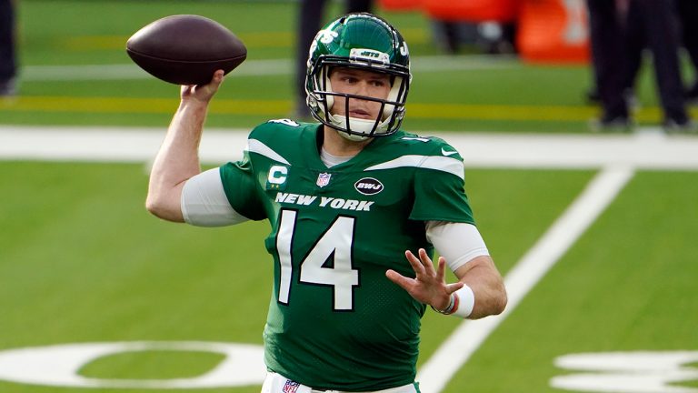 New York Jets quarterback Sam Darnold (14) throws against the Los Angeles Rams during the first half on Sunday, Dec. 20, 2020, in Inglewood, Calif. (Jae C. Hong/AP)