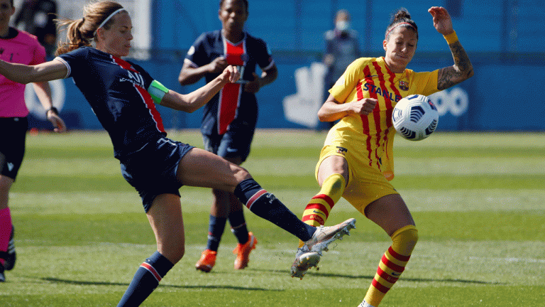 Barcelona's Spanish forward Jennifer Hermoso (R) is challenged by Paris Saint-Germain's Spanish defender Irene Paredes during the UEFA Women Champions League semi-final first leg. (Stefano Rellandini/Getty Images)