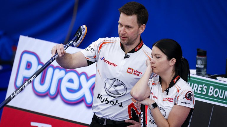 Team Einarson/Gushue third Brad Gushue, left, and skip Kerri Einarson discuss strategy. (Jeff McIntosh/CP)