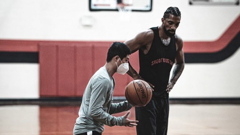 Toronto Raptors forward Khem Birch works with trainer Henry Woo Jr. (Courtesy of Henry Woo Jr.)