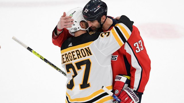 Boston-Bruins'-Patrice-Bergeron-and-Washington-Capitals'-Zdeno-Chara-hug