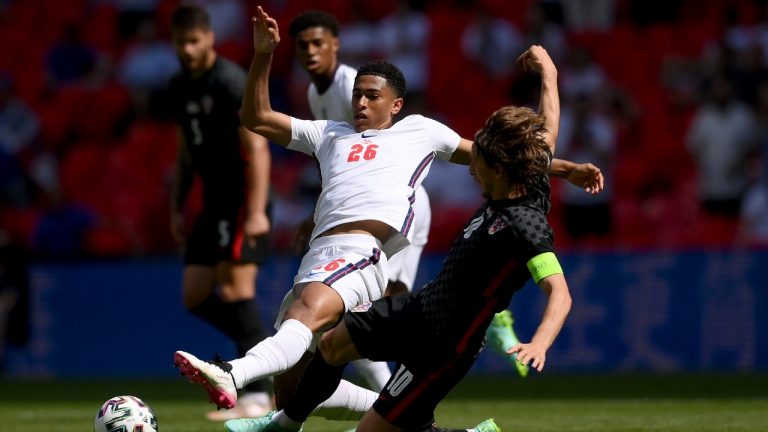 England's Jude Bellingham is challenged by Croatia's Luka Modric, right, during a Euro 2020 Group D match. (Laurence Griffiths, Pool via AP)