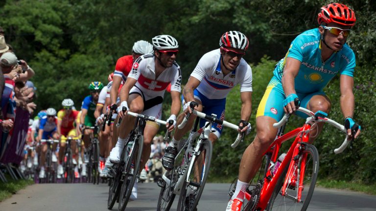 Alexandr Vinokourov (right) of Kazakstan dives into a corner on Box Hill on his way to winning the Men's Olympic Cyclirng Road Race in London. (Frank Gunn/CP)