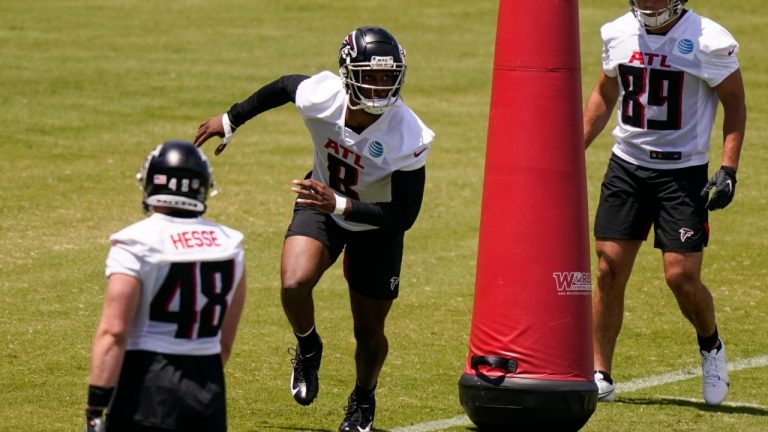 Atlanta Falcons' Kyle Pitts, centre, runs drills during rookie minicamp on Friday, May 14, 2021, in Flowery Branch, Ga. (Brynn Anderson/AP)