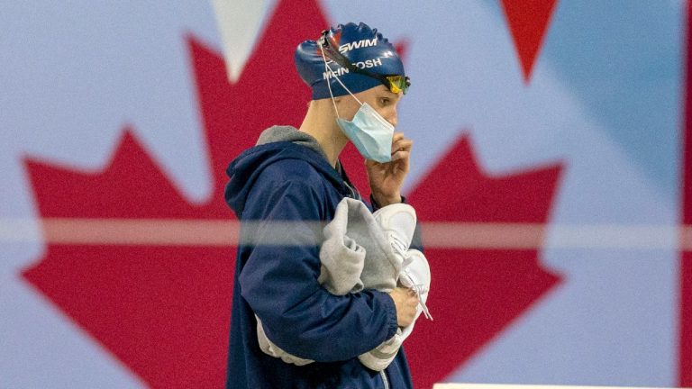 Summer McIntosh arrives for the Women’s 200m Freestyle at the 2020 Olympic Swimming Trials in Toronto, Sunday, June 20, 2021. (Frank Gunn/CP)