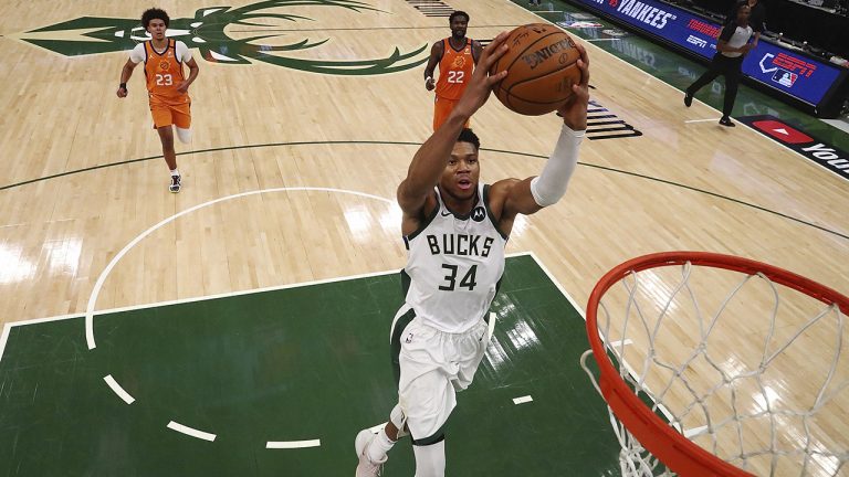 Milwaukee Bucks forward Giannis Antetokounmpo (34) drives to the basket against the Phoenix Suns. (Mark J. Rebilas/Pool Photo via AP)