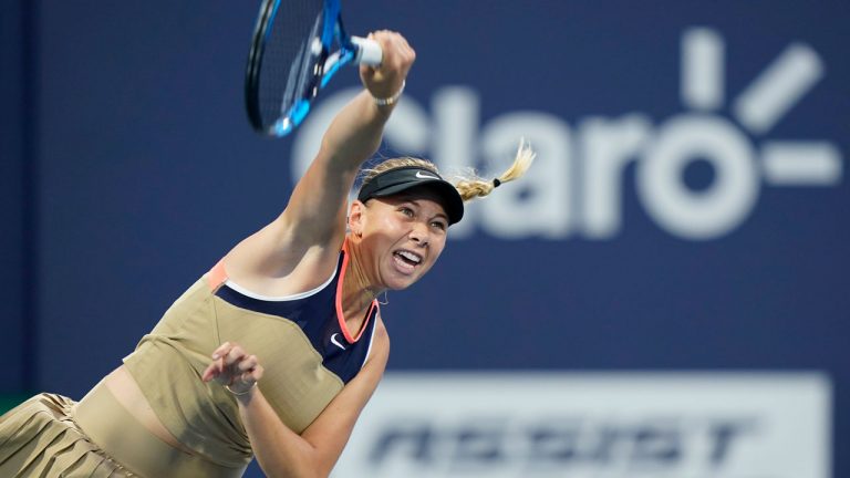Amanda Anisimova serves the ball. (Wilfredo Lee/AP) 